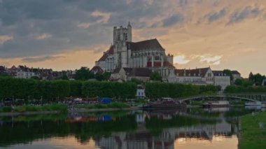 Auxerre 'in eski şehir merkezi ve Yonne nehri turistlerle birlikte. Şehrin tarihi yapısına geniş bir bakış açısı. Fransa 'da turizm gezisi.