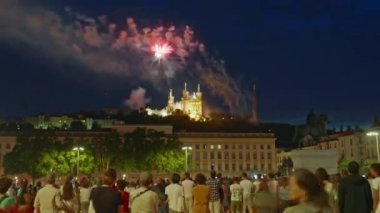 Fransa 'da Bastille Günü kutlaması. Fransa 'nın ana bayramı. Gökyüzünde havai fişekler. Lyon şehir merkezindeki Bellecour Meydanı 'nda gece vakti gecikmesi. Fransa 'nın ünlü turizm beldesi.