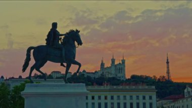 Gün batımında Bellecour Meydanı 'nda Kral XIV. Louis, Lyon, Fransa heykeli ile. Zaman Uygulaması.