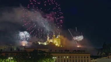 Fransa 'da Bastille Günü kutlaması. Fransa 'nın ana bayramı. Gökyüzünde havai fişekler. Lyon şehir merkezindeki Bellecour Meydanı 'nda gece vakti gecikmesi. Fransa 'nın ünlü turizm beldesi.