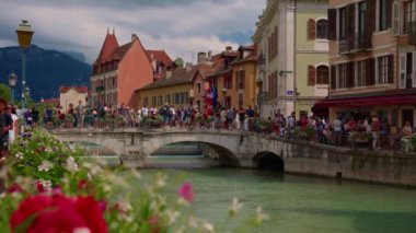 Annecy, Fransa, 31 Temmuz 2024: Eski Annecy şehir merkezi ve Thiou nehri turistlerle birlikte.