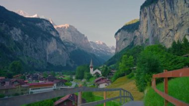 Lauterbrunnen, İsviçre. Alplerde şelalesi olan ünlü bir İsviçre köyünün inanılmaz manzaralarında geziniyor..