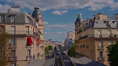 Paris 'i çekiyoruz. Şehir merkezindeki metro treninin hareketi. Yeşil tren raylar boyunca ilerliyor. Modern şehrin toplu taşımacılığı. İnsanları Paris 'te dolaştırmak.