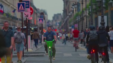 Paris 'in en uzun ve ünlü caddesi, Şanzelize' nin doğal uzantısı. Bisikletçiler ve kalabalık. Bisikletli ana cadde, millet. Şehir merkezindeki şehir trafiği Fransa, Paris, 30 Temmuz 2024.