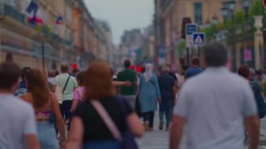 Paris 'in en uzun ve ünlü caddesi, Şanzelize' nin doğal uzantısı. Bisikletçiler ve kalabalık. Bisikletli ana cadde, millet. Şehir merkezindeki şehir trafiği Fransa, Paris, 30 Temmuz 2024.