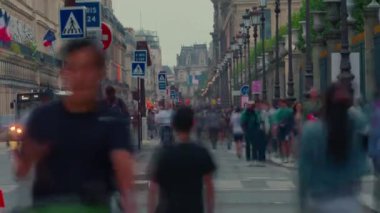 Paris 'in en uzun ve ünlü caddesi, Şanzelize' nin doğal uzantısı. Bisikletçiler ve kalabalık. Bisikletli ana cadde, millet. Şehir merkezinde trafik var..