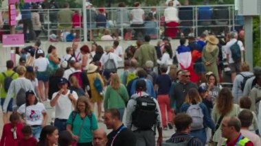 Paris, Fransa, 31 Ağustos 2024: Roland Garros 'un popüler mahkemelerinde spor yapan bir sürü insan. Fransız bayraklı taraftarlar sporcuları alkışlıyor.