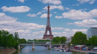 Paris, Fransa 'yı çekiyoruz. Arka planda demirden kule var. Paris sokaklarının birinden Eyfel Kulesi manzarası. Başkentin merkezindeki evlerin Paris mimarisi.