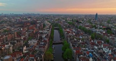 Evlerin çatısında güneş panelleri olan kentsel bir semtin havası. Amsterdam 'daki yerleşim yerlerinin insansız hava aracı görüntüsü. Yerleşim bölgesi mimarisi yukarıdan ele geçirildi.