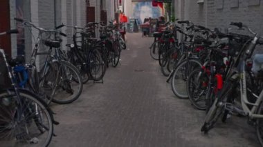 Bisikletler Amsterdam sokaklarında park halindeki bir bisikletin içinde..