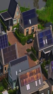 Evlerin çatısında güneş panelleri olan kentsel bir semtin havası. Amsterdam 'daki yerleşim yerlerinin insansız hava aracı görüntüsü. Yerleşim bölgesi mimarisi yukarıdan ele geçirildi.
