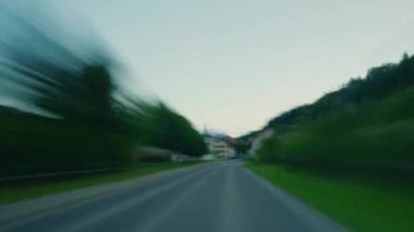 İsviçre 'de Alp Vadisi' nde dağ yolunda araba sürerken. İsviçre Alplerinde araba kullanmak. Sürücülerin bakış açısından ve arabadan çekilmiş. İsviçre, Avrupa 'da güzel dağlık doğada seyahat etmek.