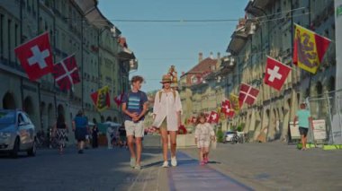 Sırt çantalı bir anne, genç bir oğlan ve küçük bir kız eski kasabayı geziyor Bern 'i geziyor. Aile seyahati.