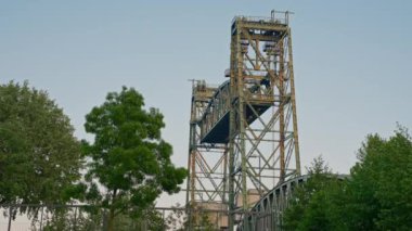 De Hef ya da Koningshavenbrug asansör köprüsü. Koninginnebrug üzerinden şehir trafiği..