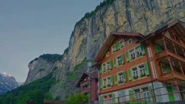 Yazın Lauterbrunnen, İsviçre 'deki dağ köyünün doğası ve manzarası.