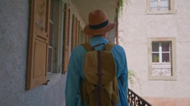 Mavi gömlekli ve şık şapkalı çekici bir kız tatilini Alp çayırlarında yalnız geçirir. Sırt çantalı bir turist inanılmaz manzarayla İsviçre 'yi geziyor..