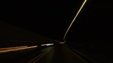 İsviçre 'de Alp Vadisi' nde dağ yolunda araba sürerken. İsviçre Alplerinde araba kullanmak. Sürücülerin bakış açısından ve arabadan çekilmiş. İsviçre, Avrupa 'da güzel dağlık doğada seyahat etmek.