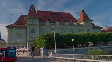Bern, İsviçre, 30 Temmuz 2024: Eski ortaçağ şehir merkezinde sokak tramvayı.