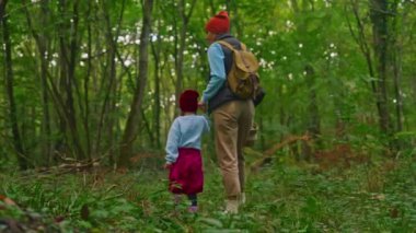 Anne ve küçük kızı güneşli bir günde ormanda mantar toplarlar. Anne ve kızı ormanda yürüyor. Dışarıda vakit geçirmek..