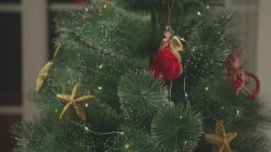 Dekordaki yeşil noel ağacını kapat. Yüksek kalite 4k görüntü