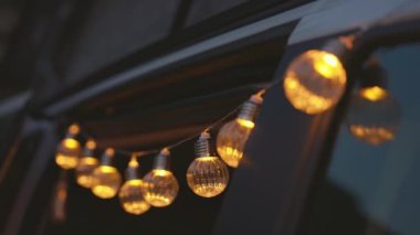 Akşamları karavanda parlayan fenerler, yolculuk boyunca ortam ve konfor verir..