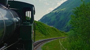 Çarklı tren, turist treni, İsviçre Alpleri ve Brienz Gölü. Yaklaş. Brienzer Rothorn.