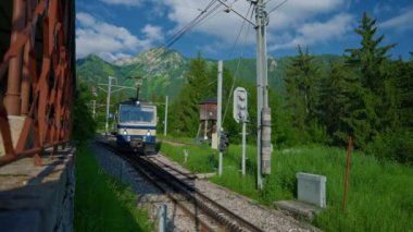 İsviçre, Vevey, 26 Temmuz 2024: İsviçre 'nin dağlık kesimlerindeki tren enkazı. Manzaralı tren yolculuğu, İsviçre Alpleri boyunca eşsiz bir seyahat deneyimi sunar..