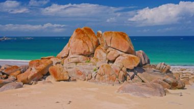 Yazın Amiets gök mavisi plajı ve Brittany, Cleder, Fransa 'da kayalar.