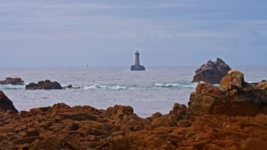 Okyanus kıyısından çok uzakta duran eski bir deniz feneri. Büyük dalgalarla karşılaşan ilk deniz feneri. Phare du Four..