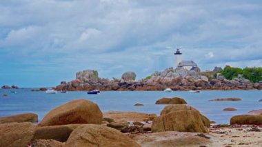 Körfezde demirlemiş küçük motorlu tekne ve yatlar Phare de Pontusval, Brittany, Fransa. Zaman Uygulaması.