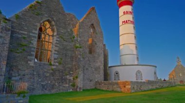 Saint Mathieu feneri ve manastır kalıntıları, Finistere, Brittany, Fransa.