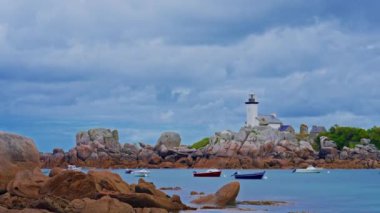 Körfezde demirlemiş küçük motorlu tekne ve yatlar Phare de Pontusval, Brittany, Fransa. Zaman Uygulaması.