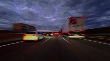 Otoyol boyunca sürüşün zamanı. Yolun ve çevrenin ön manzarası. Ağaçlar yolun iki tarafına da uzanıyor. Hızlı araba hipersürati. Yolculuk konsepti bir çeşit konsol kamerası POV 'u..