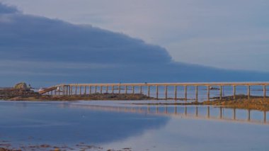 Roscoff 'un Atlantik kıyısındaki resimli balıkçılık ve turist kasabası. Roscoff 'tan Ile de Baz adasına giden köprü..