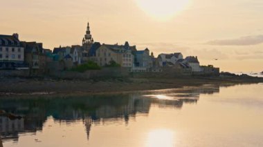 Gün batımında Roscoff 'un Atlantik kıyısındaki resim gibi balıkçılık ve turist kasabası. Fransa.