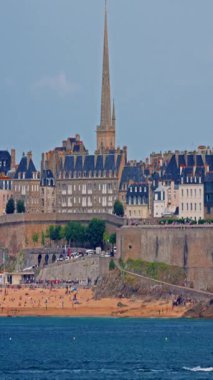 Dikey video. Fransa kıyıları, Brittany şehri Saint Malo. Zaman Uygulaması.