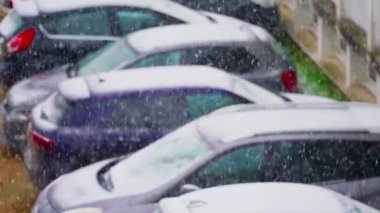 Şehirde kar yağışı kalın bir kar tabakasıyla arabaları kaplar. Şehirde kar fırtınası var. Kar fırtınası trafiği felç etti. Kar yüzünden şehir yollarında trafik sıkışık..
