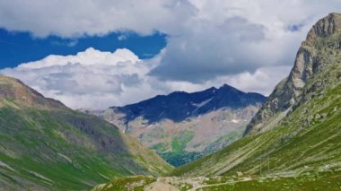 Yazın İsviçre Alpleri, dağların üzerinde bulutlar ve tepelerde karla kaplı inanılmaz doğal bir manzaradır..