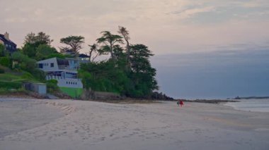 Saint Pabu 'da gün batımında güzel bir sahil Kuzey Finistere Fransa.