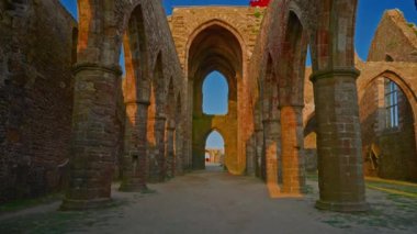 Saint Mathieu feneri ve manastır kalıntıları, Finistere, Brittany, Fransa.
