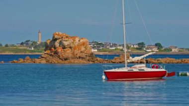 Yat Finistere, Brittany, Fransa körfezinde demirli..