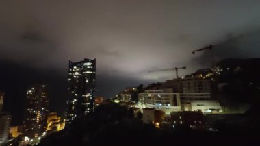 Geceleri Monte Carlo 'nun aydınlık gökdelenlerinin manzarası. Zaman Uygulaması.
