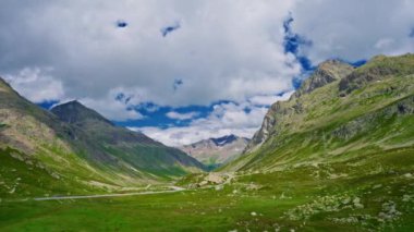 Yazın İsviçre Alpleri, dağların üzerinde bulutlar ve tepelerde karla kaplı inanılmaz doğal bir manzaradır..