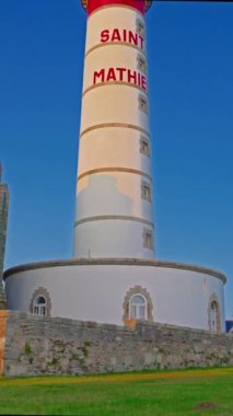 Dikey video. Saint Mathieu feneri, Finistere, Brittany, Fransa.