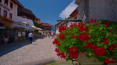 Gruyeres, İsviçre, 25 Temmuz 2024: Gruyeres 'de turistlerin olduğu ana cadde.