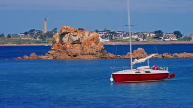 Yat Finistere, Brittany, Fransa körfezinde demirli. Zaman Uygulaması.