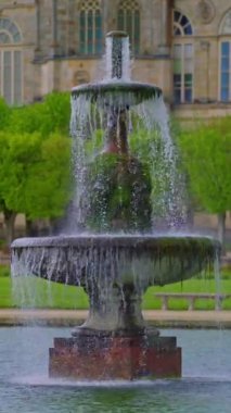 Kraliyet kalesindeki çeşme. Ortaçağ kraliyet kalesi Fontainebleau ve Fransa 'da gölü olan bitişik park alanı.