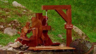 Dağlardaki eski su değirmeni. Yazın akşam Fransa 'da Chamonix-Mont-Blanc tatil köyü. Sezon boyunca tatil köyü. Chamonix.