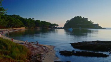 Bregancon Kalesi Akdeniz Fransa gün batımında mimozaları bormes les mimosas.