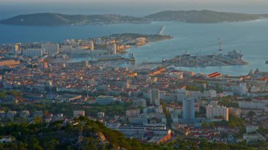 Güney Fransa 'nın Akdeniz kıyısındaki Toulon liman şehrinin hava manzarası.